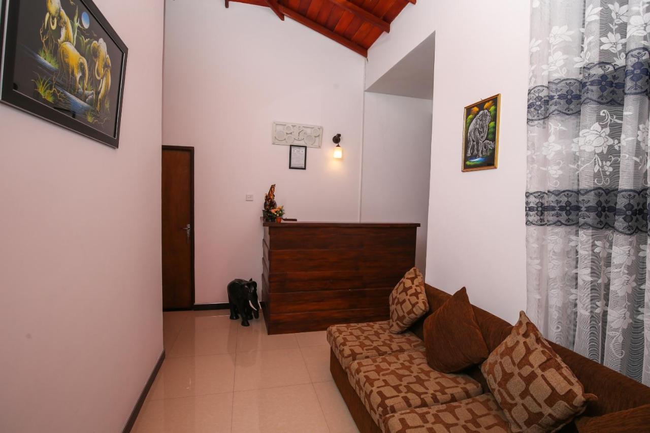 Oyo 438 Sarala Residence Hotel Kandy Dış mekan fotoğraf