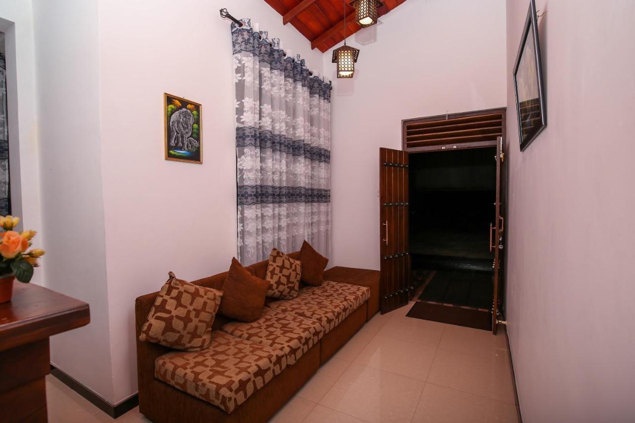 Oyo 438 Sarala Residence Hotel Kandy Dış mekan fotoğraf